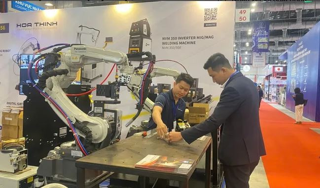 Visitors to the Vietnam Supporting Indusry Fair in Ho Chi Minh City (Photo: sggp.org.vn) 