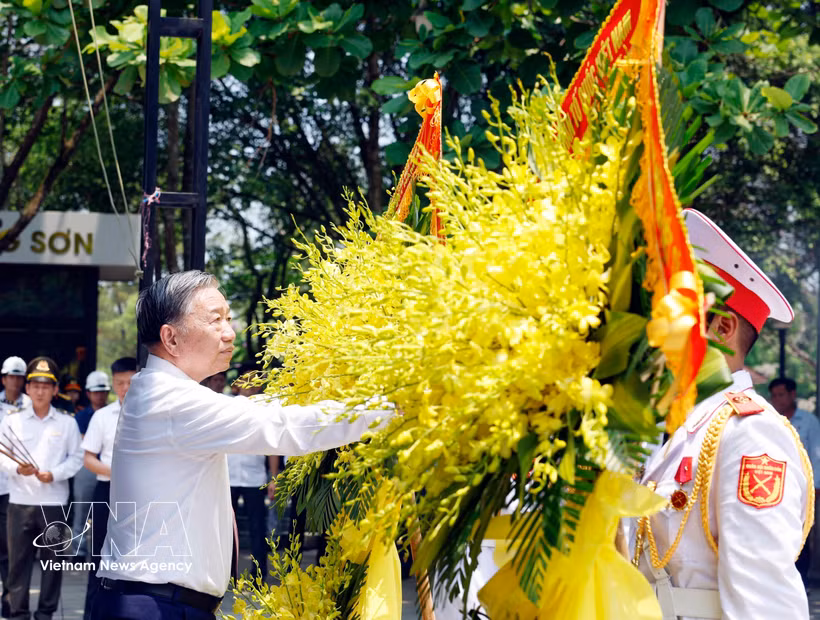 Party General Secretary and State President To Lam offers flowers at Truong Son National Martyrs’ Cemetery (Photo: VNA)