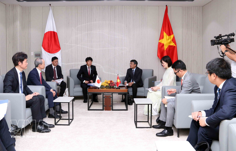 At the meeting between Permanent Deputy Foreign Minister Nguyen Minh Vu and Shimada Tomoaki, Parliamentary Vice Minister for Foreign Affairs of Japan (Photo: VNA)