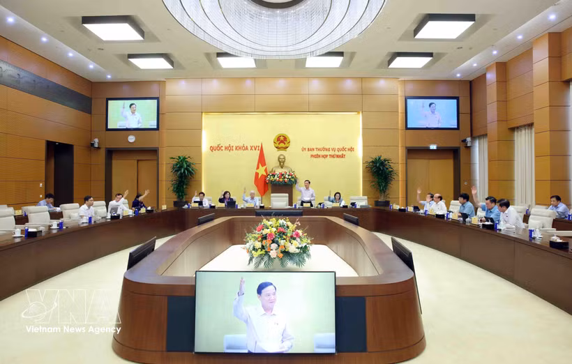 Members of the National Assembly Standing Committee vote on a resolution on the establishment of 10 wards in Dong Nai province on April 14. (Photo: VNA) 