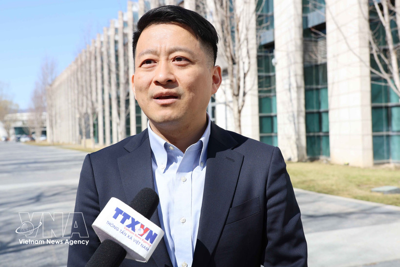 Professor Qu Qiang, commentator for the China Global Television Network (CGTN) and lecturer at the Minzu University of China, in an interview with the Vietnam News Agency (Photo: VNA)
