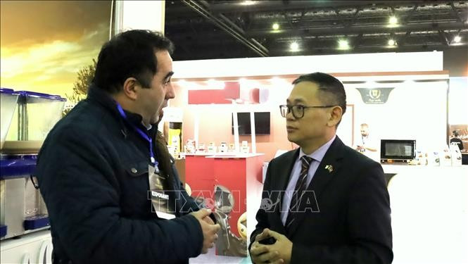 Vietnamese Ambassador to Algeria Tran Quoc Khanh talks with an Algerian businessman at the 7th International Chocolate and Coffee Show in Algeria, on February 4. (Photo: VNA)