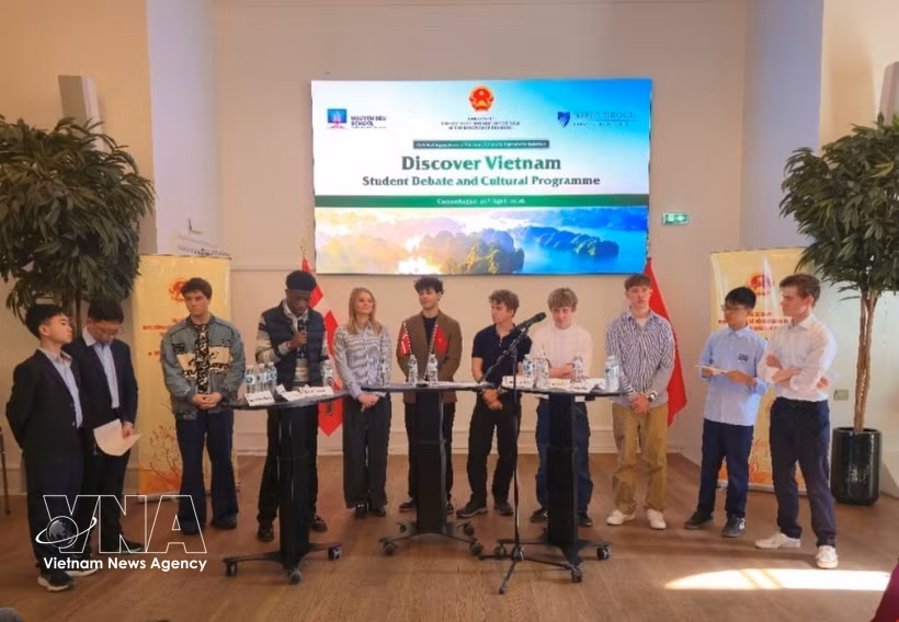 Danish and Vietnamese students debate Vietnam’s green growth future. (Photo: VNA)