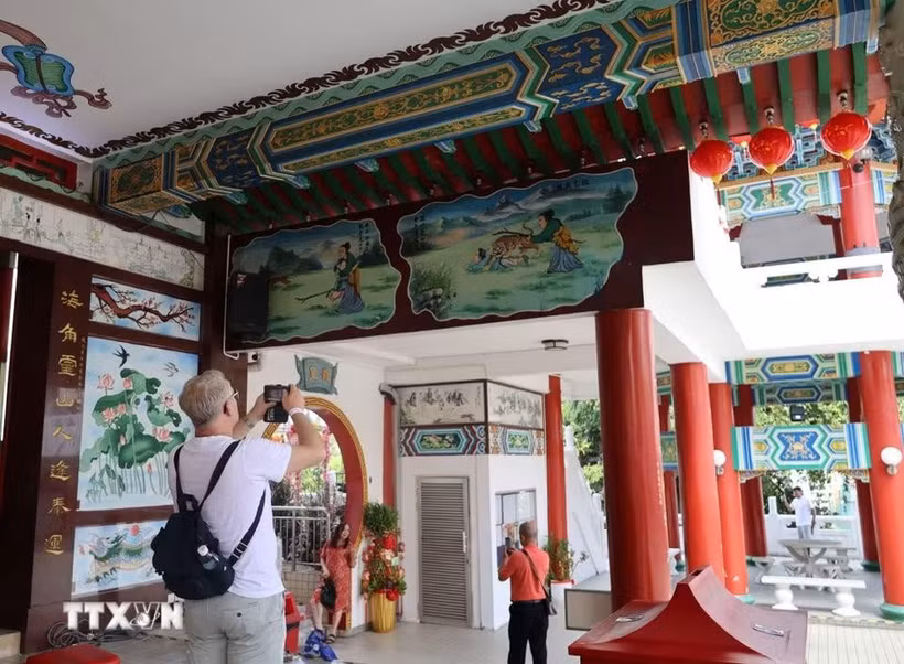 Visitors explore Thean Hou Temple, one of Kuala Lumpur’s popular cultural and tourist attractions. (Illustrative photo: VNA)