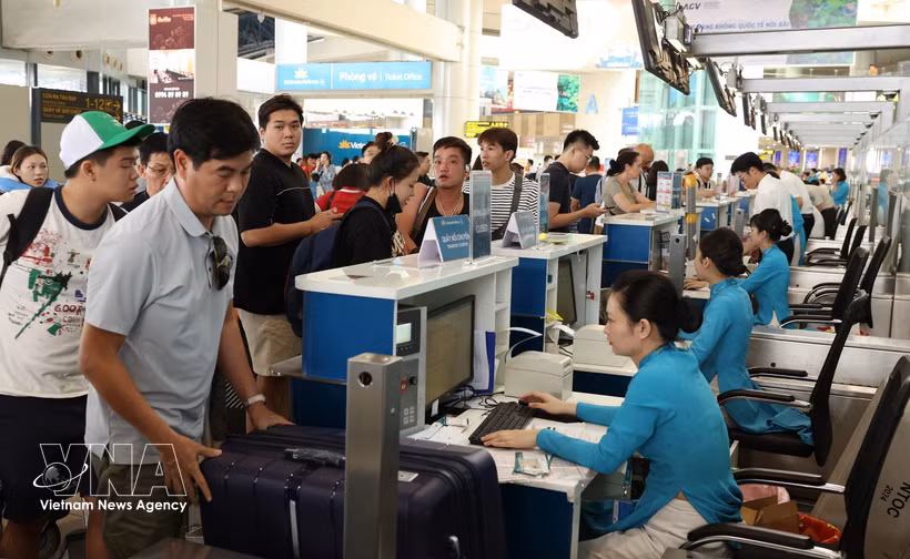 Passengers check in at Hanoi's Noi Bai International Airport. (Photo: VNA)