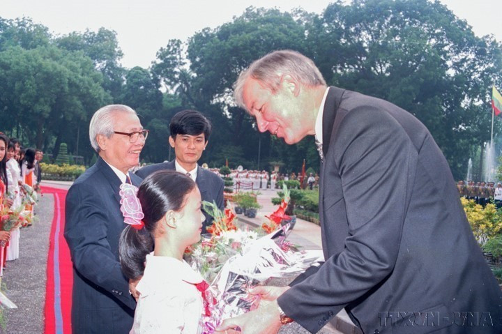 Prime Minister Vo Van Kiet hosts a welcome ceremony for Lithuanian Prime Minister Adolfas Slezevicius during his official friendly visit to Vietnam (Hanoi, September 27, 1995). (Photo: VNA)