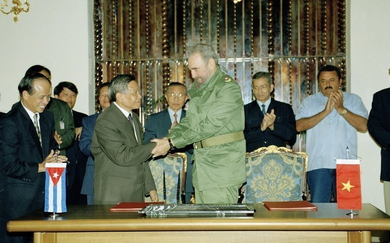 General Secretary Le Kha Phieu and First Secretary of the Communist Party of Cuba Fidel Castro at the signing ceremony of the Vietnam–Cuba Joint Declaration in Havana, during the former’s official visit to Cuba from July 7–14, 1999. (Photo: VNA)