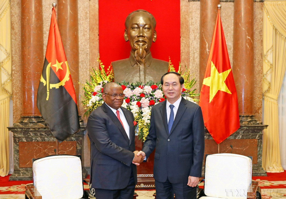 Vietnamese President Tran Dai Quang (R) receives Angola’s Minister of Foreign Affairs Georges Rebelo Pinto Chikoti during his official visit to Vietnam (April 25, 2017). (Photo: VNA)