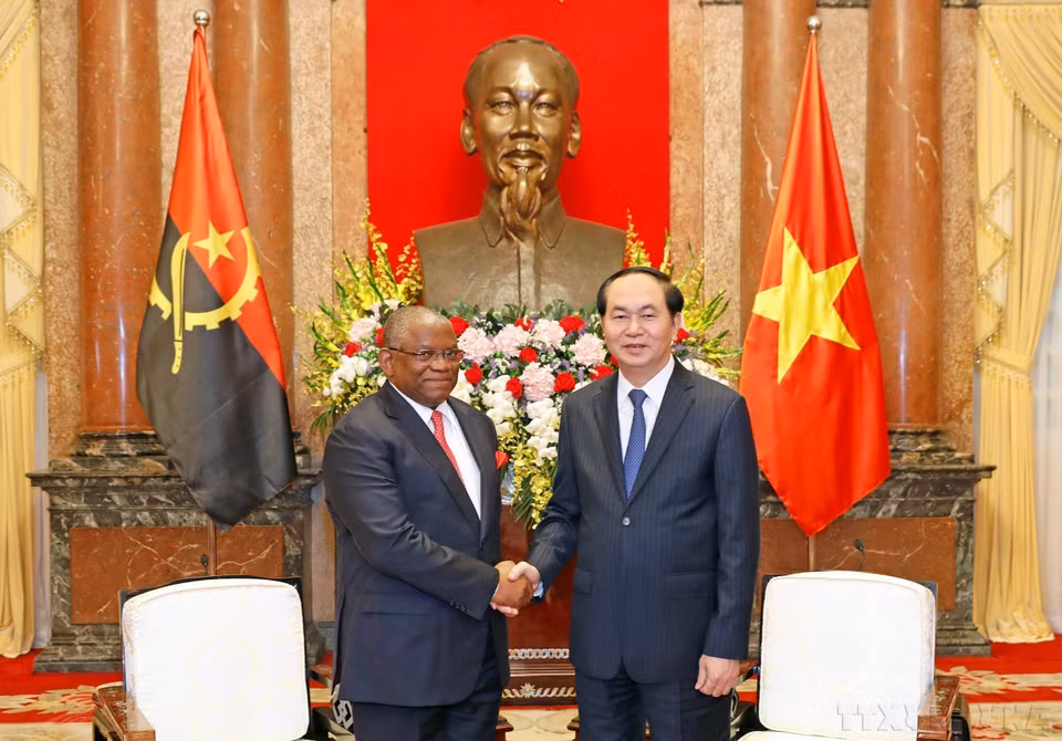 Vietnamese President Tran Dai Quang (R) receives Angola’s Minister of Foreign Affairs Georges Rebelo Pinto Chikoti during his official visit to Vietnam (April 25, 2017). (Photo: VNA)