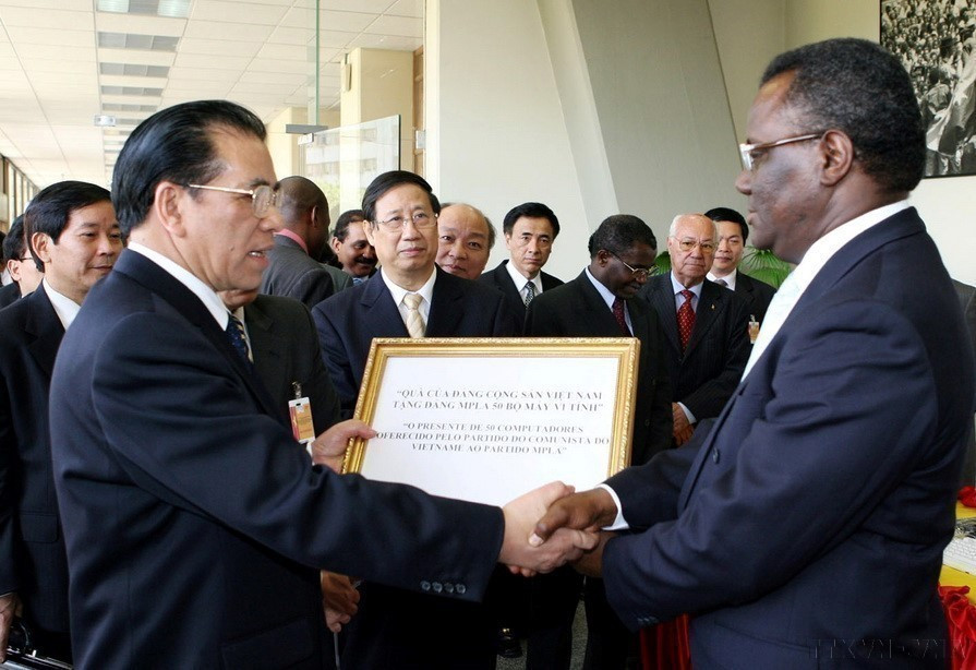 General Secretary Nong Duc Manh presents 50 computer sets from the Communist Party of Vietnam to the People’s Movement for the Liberation of Angola (MPLA) (Luanda, April 2008). (Photo: VNA)