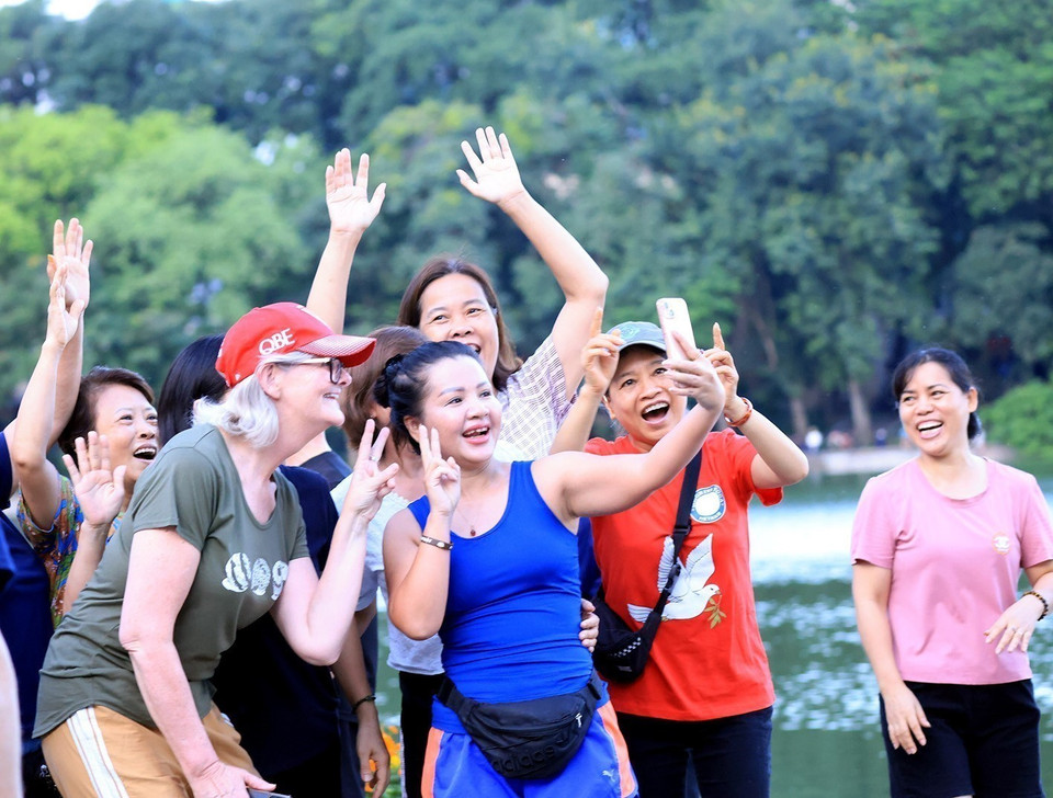 Australian Governor-General Sam Mostyn takes a selfie photo with local residents. (Photo: VNA)