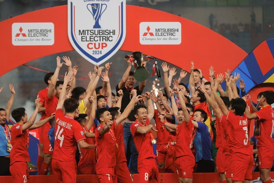 Vietnam’s national football team, under the leadership of Korean coach Kim Sang-sik, wins the ASEAN Cup 2024. (Photo: VNA)