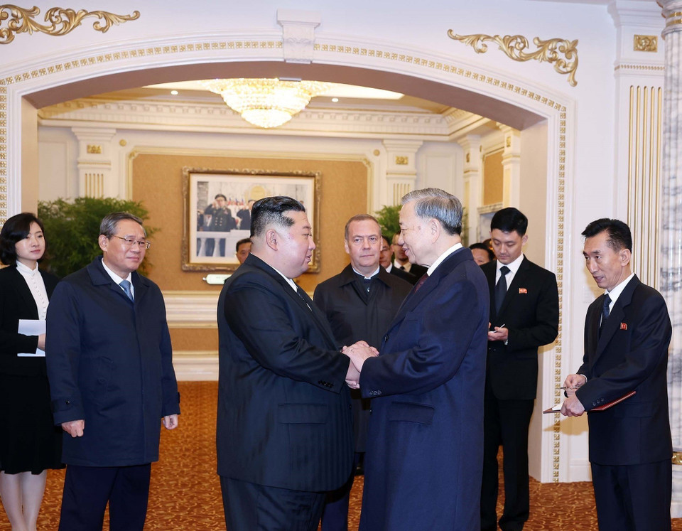 General Secretary of the Communist Party of Vietnam (CPV) Central Committee To Lam meets with General Secretary of the Workers' Party of Korea and President of the State Affairs of the Democratic People's Republic of Korea (DPRK) Kim Jong Un. (Photo: VNA)
