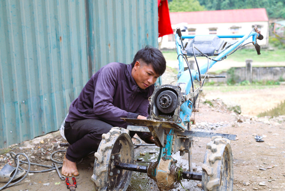 A young Dan Lai man repairs agricultural machinery in preparation for the new farming season. (Photo: VNA)