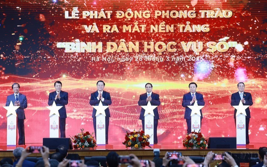 On March 26, 2025, in Hanoi, Prime Minister Pham Minh Chinh and delegates join ceremony to launch the digital literacy for the people movement. (Photo: VNA)