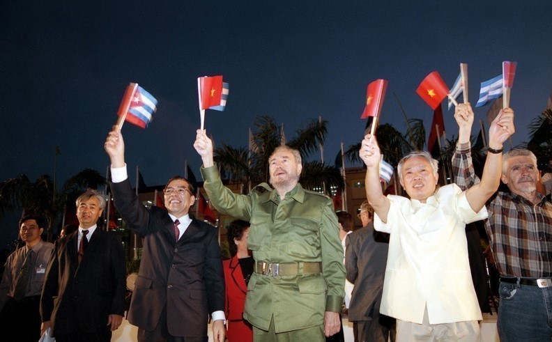 General Secretary Nong Duc Manh and President Fidel Castro attend a rally held at the University of Information Science of Havana with the participation of 5,000 Cuban students (March 8, 2004). (Photo: VNA)