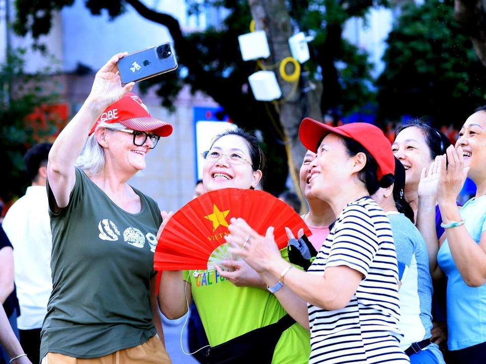 Australian Governor-General Sam Mostyn with Hanoians. (Photo: VNA)