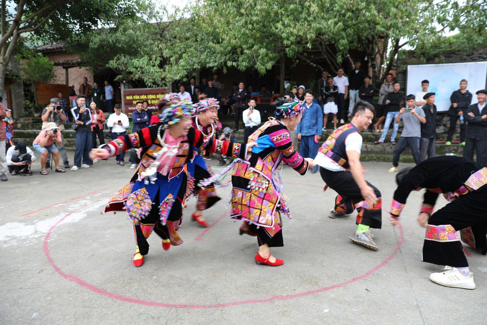 Local people in traditional dances (Photo: VNA)