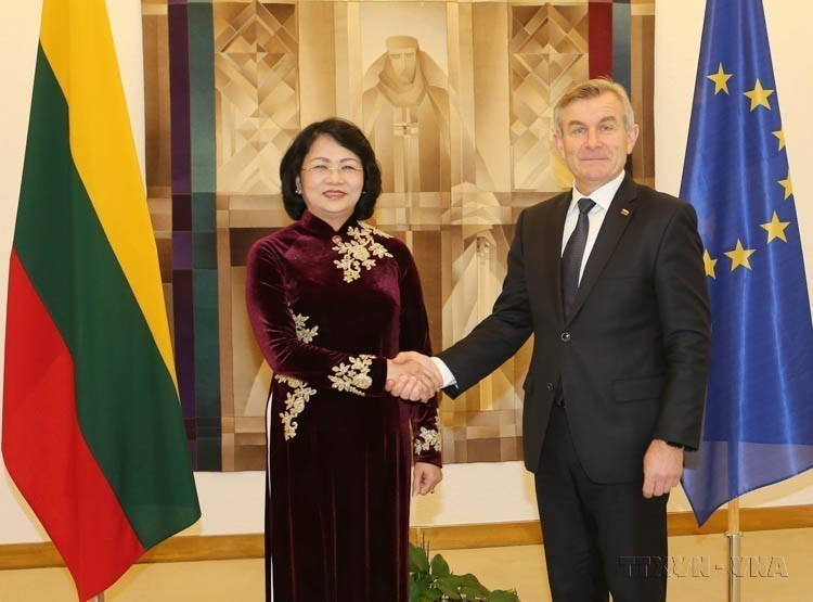 Vice State President Dang Thi Ngoc Thinh meets with Speaker of the Lithuanian Parliament Viktoras Pranckietis (Vilnius, October 23, 2017). (Photo: VNA)