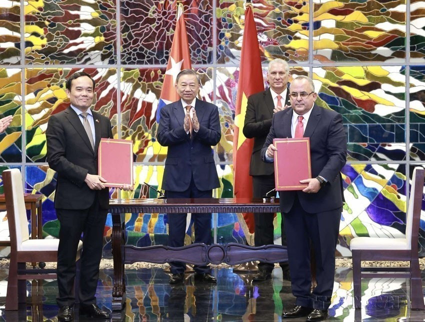 General Secretary and President To Lam and First Secretary of the Communist Party of Cuba, President Miguel Díaz-Canel Bermúdez witness the signing of cooperation documents between the Economic Commission of the Communist Party of Vietnam and the Economic and Production Commission of the Communist Party of Cuba (Havana, September 26, 2024). (Photo: VNA)