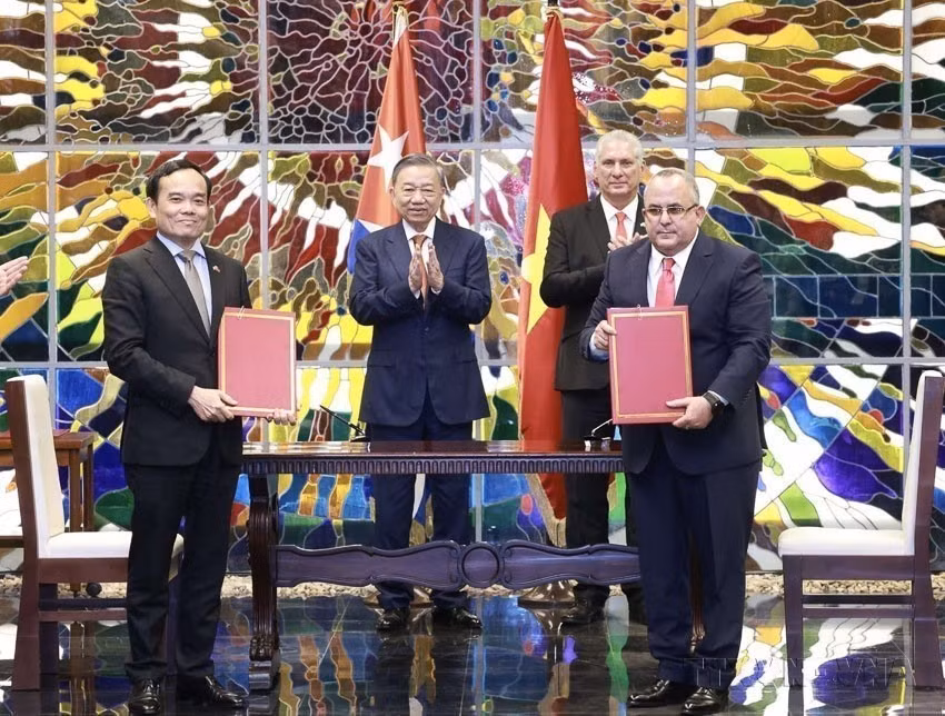 General Secretary and President To Lam and First Secretary of the Communist Party of Cuba, President Miguel Díaz-Canel Bermúdez witness the signing of cooperation documents between the Economic Commission of the Communist Party of Vietnam and the Economic and Production Commission of the Communist Party of Cuba (Havana, September 26, 2024). (Photo: VNA)