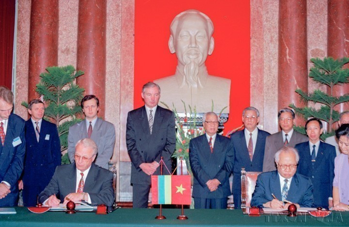 Prime Minister Vo Van Kiet and Lithuanian Prime Minister Adolfas Slezevicius witness the signing of the Agreement on Investment Promotion between the two countries (Hanoi, September 27, 1995). (Photo: VNA)