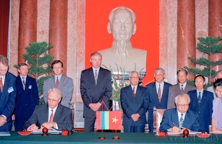 Prime Minister Vo Van Kiet and Lithuanian Prime Minister Adolfas Slezevicius witness the signing of the Agreement on Investment Promotion between the two countries (Hanoi, September 27, 1995). (Photo: VNA)