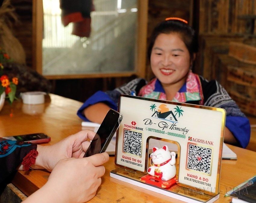 The nationwide movement on innovation and digital transformation contributes to promoting comprehensive development across all aspects of social life. In the photo: QR code payments have reached even remote and disadvantaged areas. (Photo: VNA)
