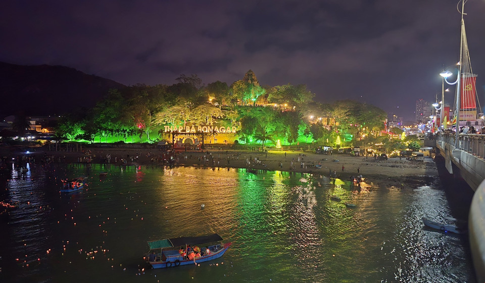 Ponagar Tower glowing with vibrant colours at night. (Photo: VNA)