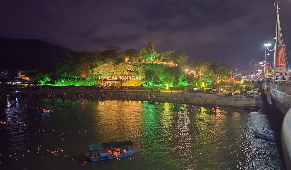 Ponagar Tower glowing with vibrant colours at night. (Photo: VNA)