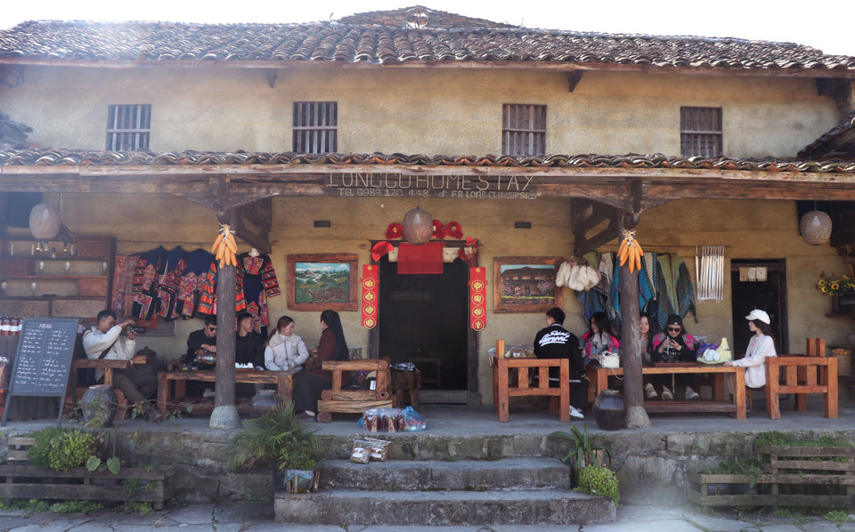 Visitors enjoy check-in in the traditional cultural space of Lo Lo Chai. (Photo: VNA)