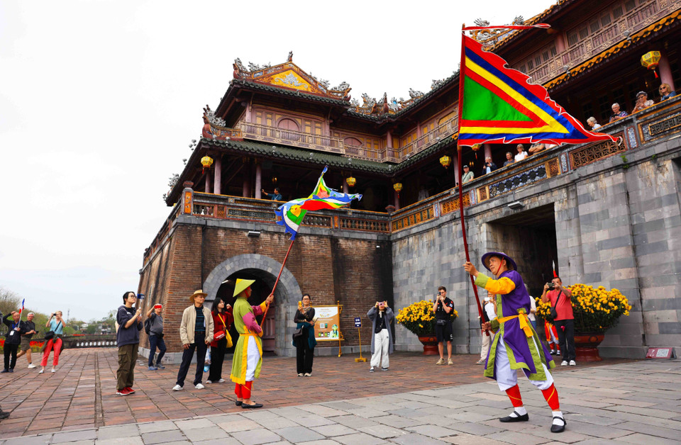 Guard-changing ceremony re-enactment at Ngo Mon Gate of the Hue Imperial Citadel. (Photo: VNA)