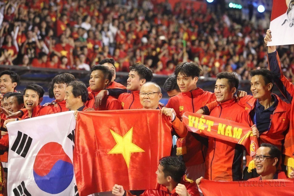 Korean coach Park Hang Seo celebrates with the Vietnamese U22 football team after winning the historic gold medal at SEA Games 30 (the Philippines, December 10, 2019). (Photo: VNA)