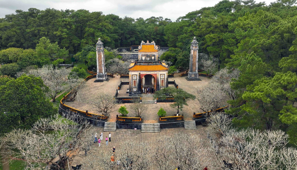 On journey to explore Hue, visitors cannot miss the royal tombs, the resting places of Nguyen Dynasty emperors. In the photo: Khai Dinh Tomb. (Photo: VNA)