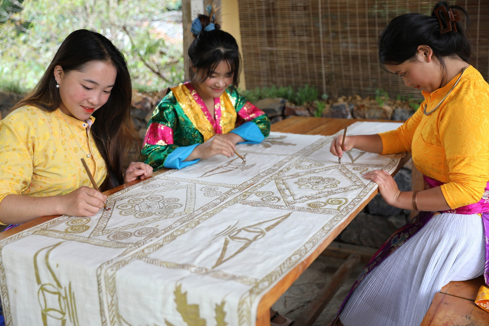 Local women meticulously embroider brocade, preserving the essence of traditional crafts and creating products for community-based tourism. (Photo: VNA)