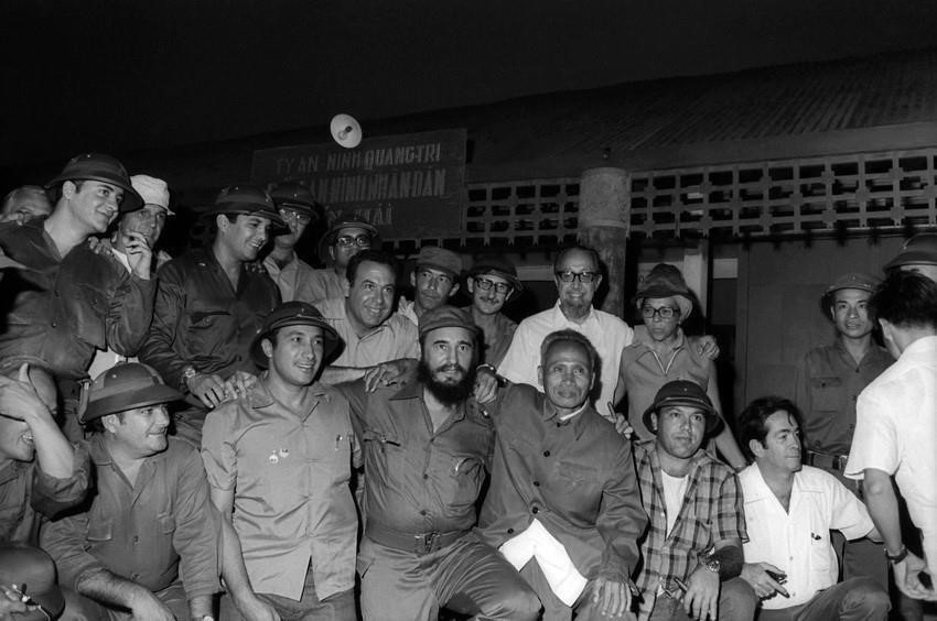 Comrade Fidel Castro, Prime Minister of the Cuban Revolutionary Government and First Secretary of the Communist Party of Cuba, poses for a commemorative photo during his visit to the liberated zone of South Vietnam on September 15, 1973. (Photo: VNA)