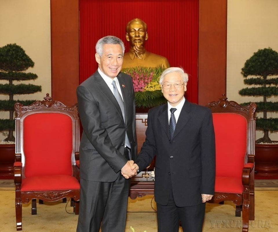 Party General Secretary Nguyen Phu Trong receives Singaporean Prime Minister Lee Hsien Loong on March 23, 2017 in Hanoi during the latter’s official visit to Vietnam. (Photo: VNA)