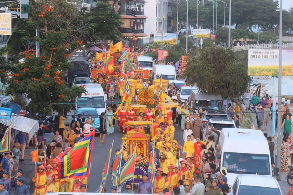Traditional worship ritual is held at Ponagar Tower Festival. (Photo: VNA)