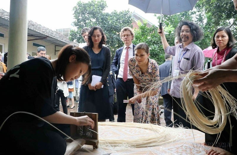 Swedish Crown Princess Victoria visits the traditional bamboo and rattan weaving village of Phu Vinh, Phu Nghia commune, Chuong My district, Hanoi (May 7, 2019). (Photo: VNA)
