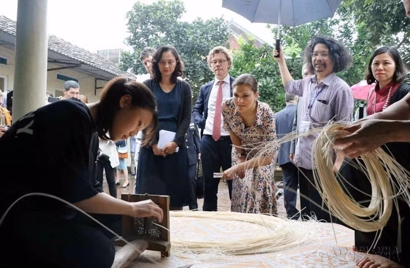 Swedish Crown Princess Victoria visits the traditional bamboo and rattan weaving village of Phu Vinh, Phu Nghia commune, Chuong My district, Hanoi (May 7, 2019). (Photo: VNA)