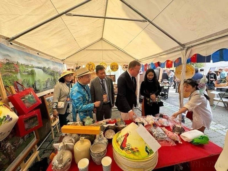 President of the Stockholm City Council Olle Burell visits the Vietnamese booth at the 2024 ASEAN Trade and Cuisine Fair in the Swedish capital (June 15, 2024). (Photo: VNA supplied) (Photo: VNA)