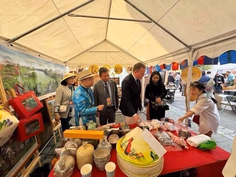 President of the Stockholm City Council Olle Burell visits the Vietnamese booth at the 2024 ASEAN Trade and Cuisine Fair in the Swedish capital (June 15, 2024). (Photo: VNA supplied) (Photo: VNA)