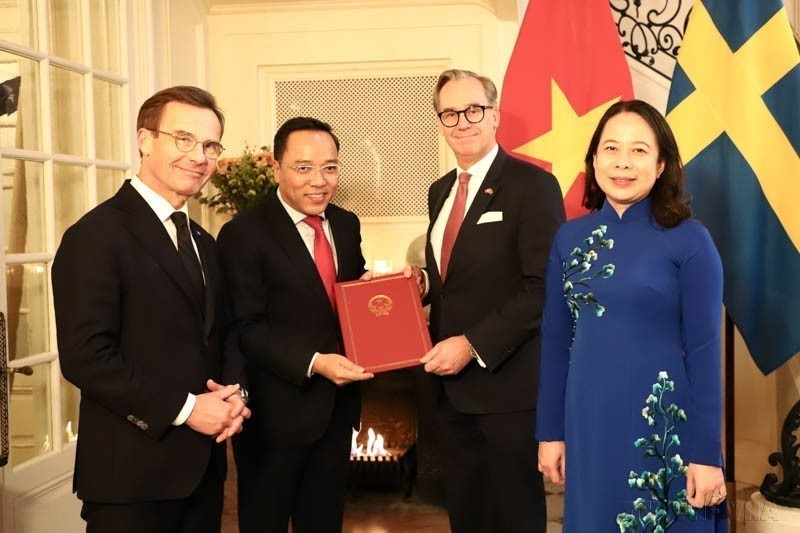 Vice State President Vo Thi Anh Xuan and Swedish Prime Minister Ulf Kristersson witness the signing of a Memorandum of Understanding on bilateral cooperation (Stockholm, November 12, 2024). (Photo: VNA)