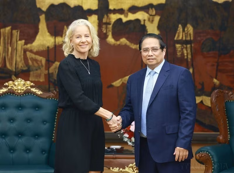 Prime Minister Pham Minh Chinh receives Susanna Campbell, Chair of Swedish group Syre (Hanoi, April 23, 2025). (Photo: VNA)
