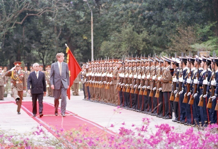 Prime Minister Vo Van Kiet hosts a welcome ceremony for Swedish Prime Minister Carl Bildt during his official visit to Vietnam, April 7, 1994. (Photo: VNA)
