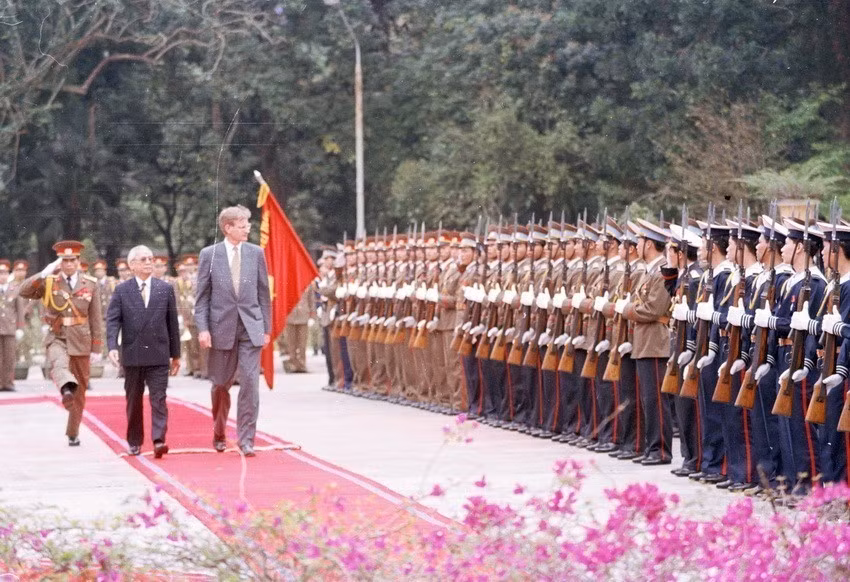 Prime Minister Vo Van Kiet hosts a welcome ceremony for Swedish Prime Minister Carl Bildt during his official visit to Vietnam, April 7, 1994. (Photo: VNA)
