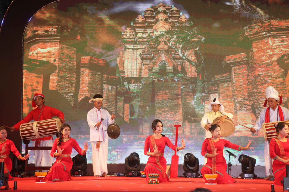 Cham dancers and traditional drummers bring cultural rhythms to the celebration. (Photo: VNA)