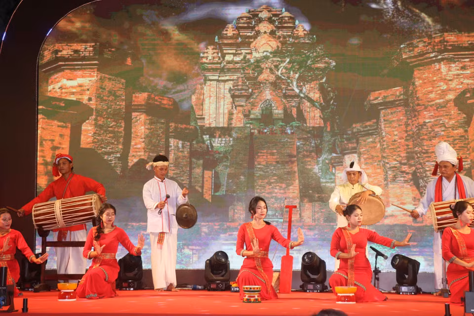 Cham dancers and traditional drummers bring cultural rhythms to the celebration. (Photo: VNA)