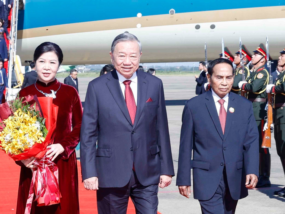 Party General Secretary To Lam and his spouse Ngo Phuong Ly are welcomed at Wattay International Airport. (Photo: VNA)