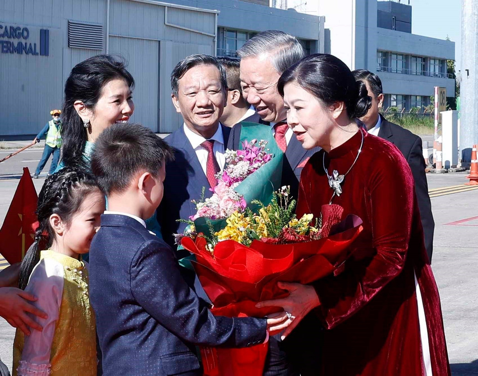 Party General Secretary To Lam and his spouse Ngo Phuong Ly are welcomed at Wattay International Airport. (Photo: VNA)